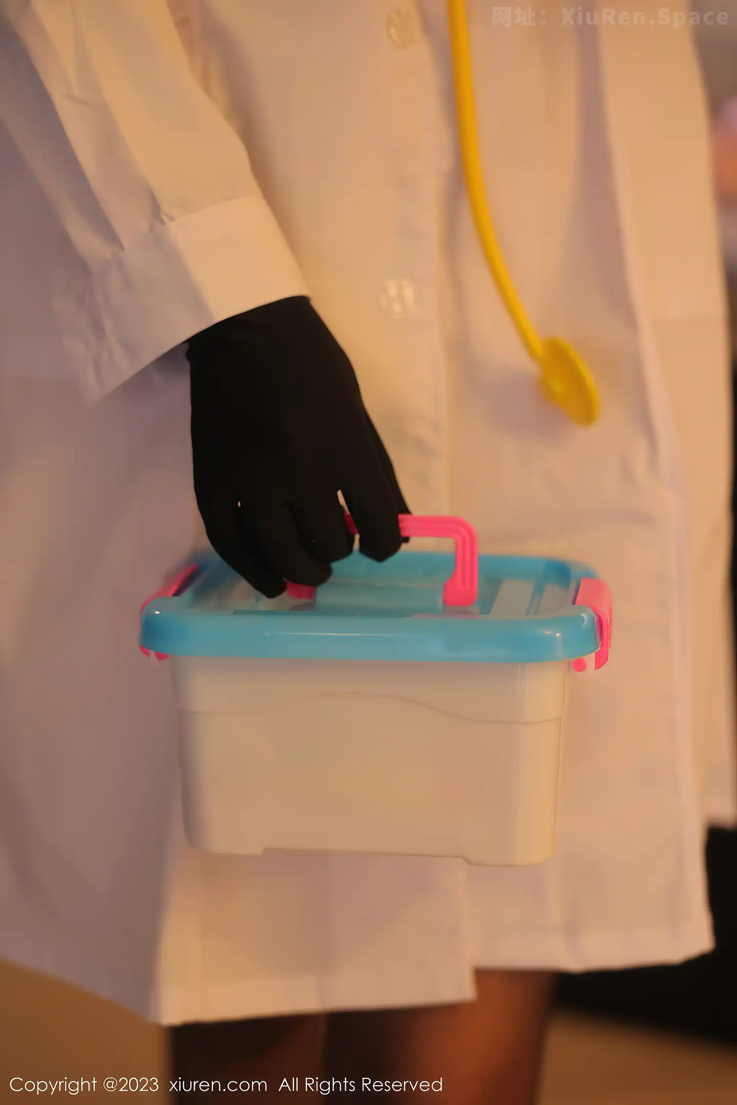 图片[2]-[XiuRen秀人网]2023.05.24 VOL.6791 Arude薇薇 白色女护士制服与情趣内衣加黑丝美腿性感私房写真集-秀人网官方网站